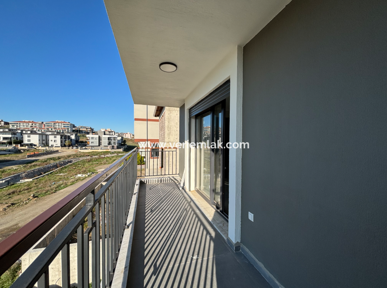 2 1 Flats For Sale With Large Balconies In Seferihisar Çolakibrahim Bey Neighborhood