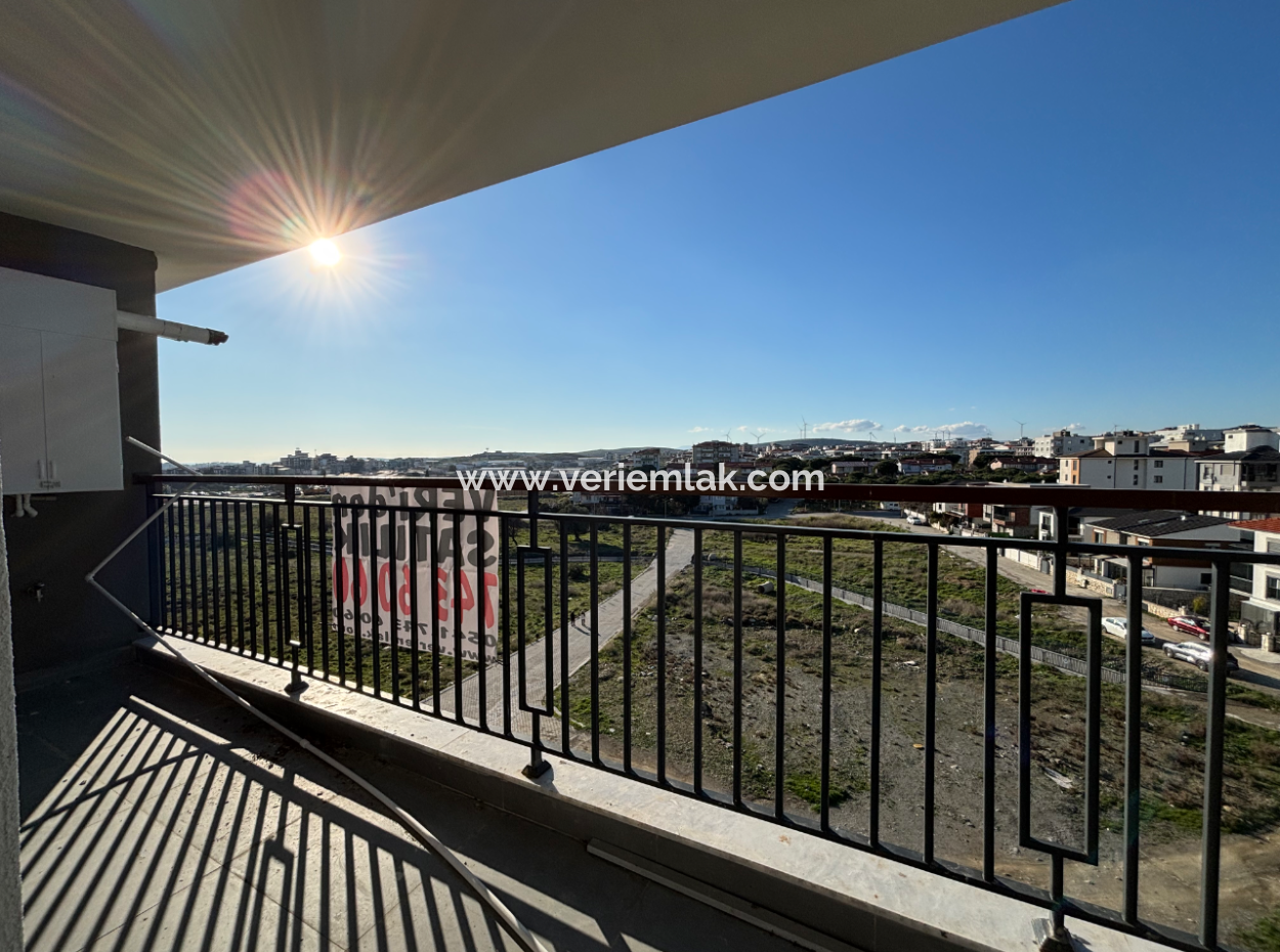1 1 Flat For Sale With Balcony In Seferihisar Çolakibrahim Bey Neighborhood