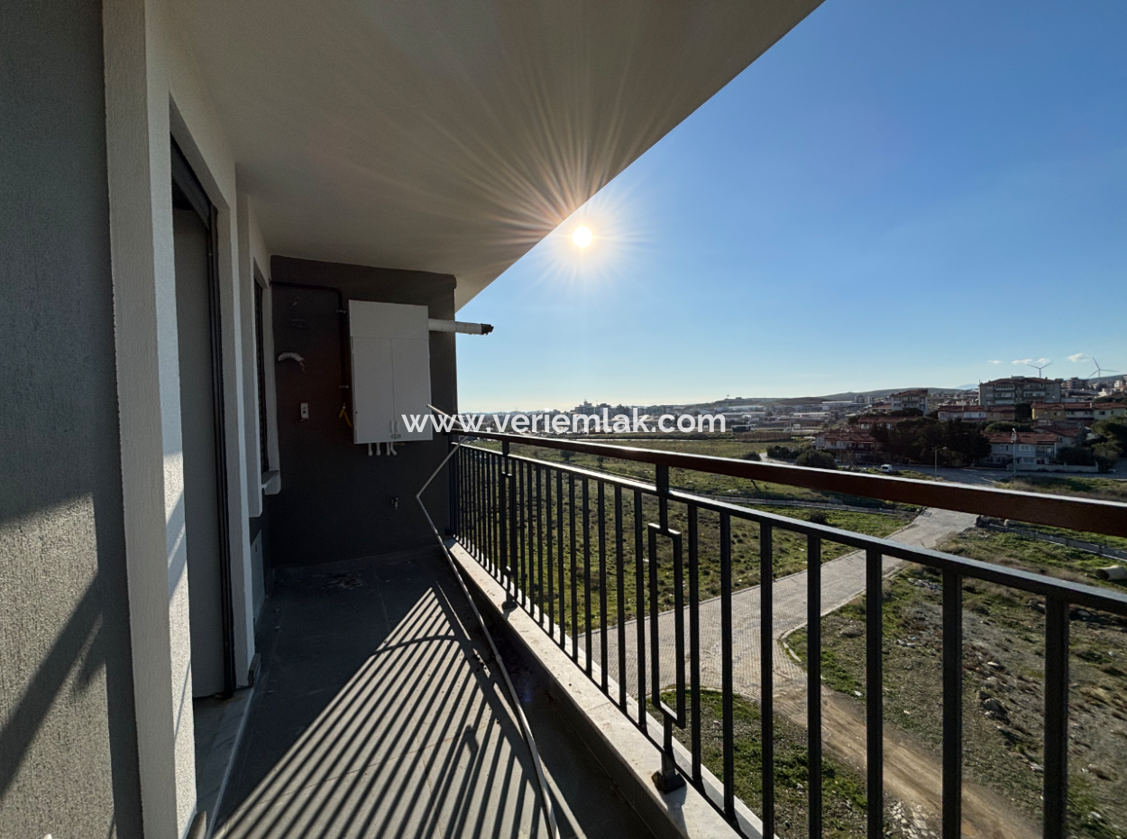 1 1 Flat For Sale With Balcony In Seferihisar Çolakibrahim Bey Neighborhood