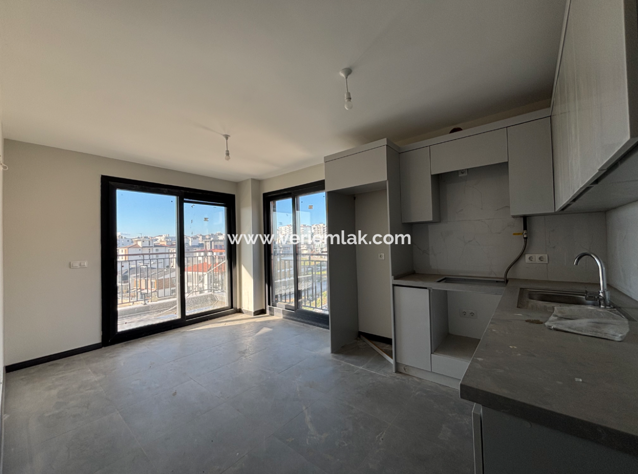1 1 Flat For Sale With Balcony In Seferihisar Çolakibrahim Bey Neighborhood