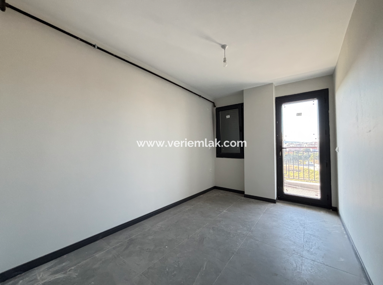 1 1 Flat For Sale With Balcony In Seferihisar Çolakibrahim Bey Neighborhood