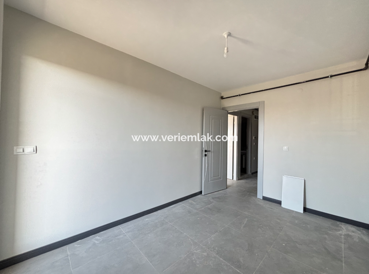 1 1 Flat For Sale With Balcony In Seferihisar Çolakibrahim Bey Neighborhood