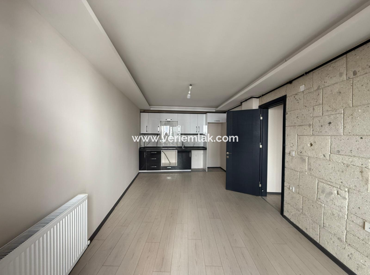 1 1 Apartment For Rent In The City Center In Seferihisar Camikebir