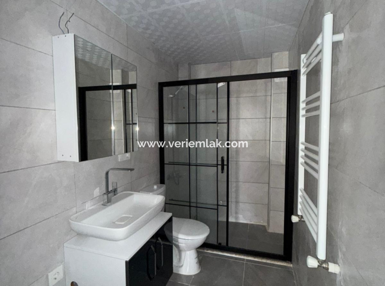 1 1 Apartment For Rent In The City Center In Seferihisar Camikebir