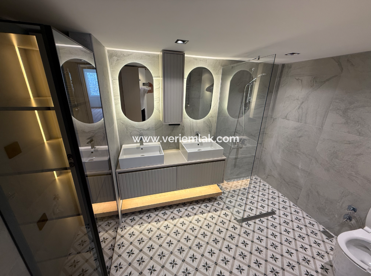 Corner Mezzanine Flat Close To The Street On The Press Site