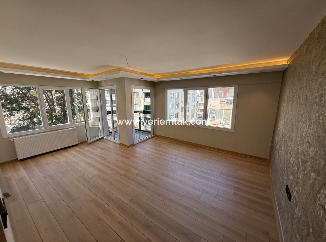 Corner Mezzanine Flat Close To The Street On The Press Site