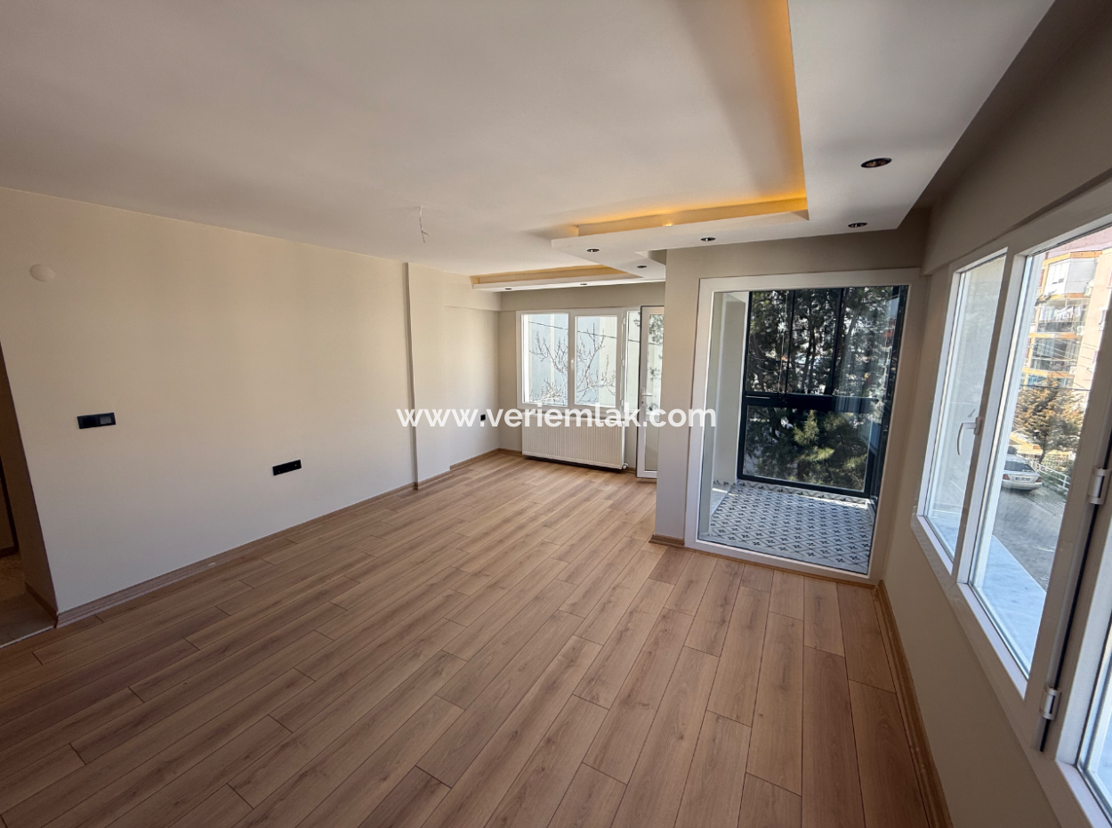 Corner Mezzanine Flat Close To The Street On The Press Site