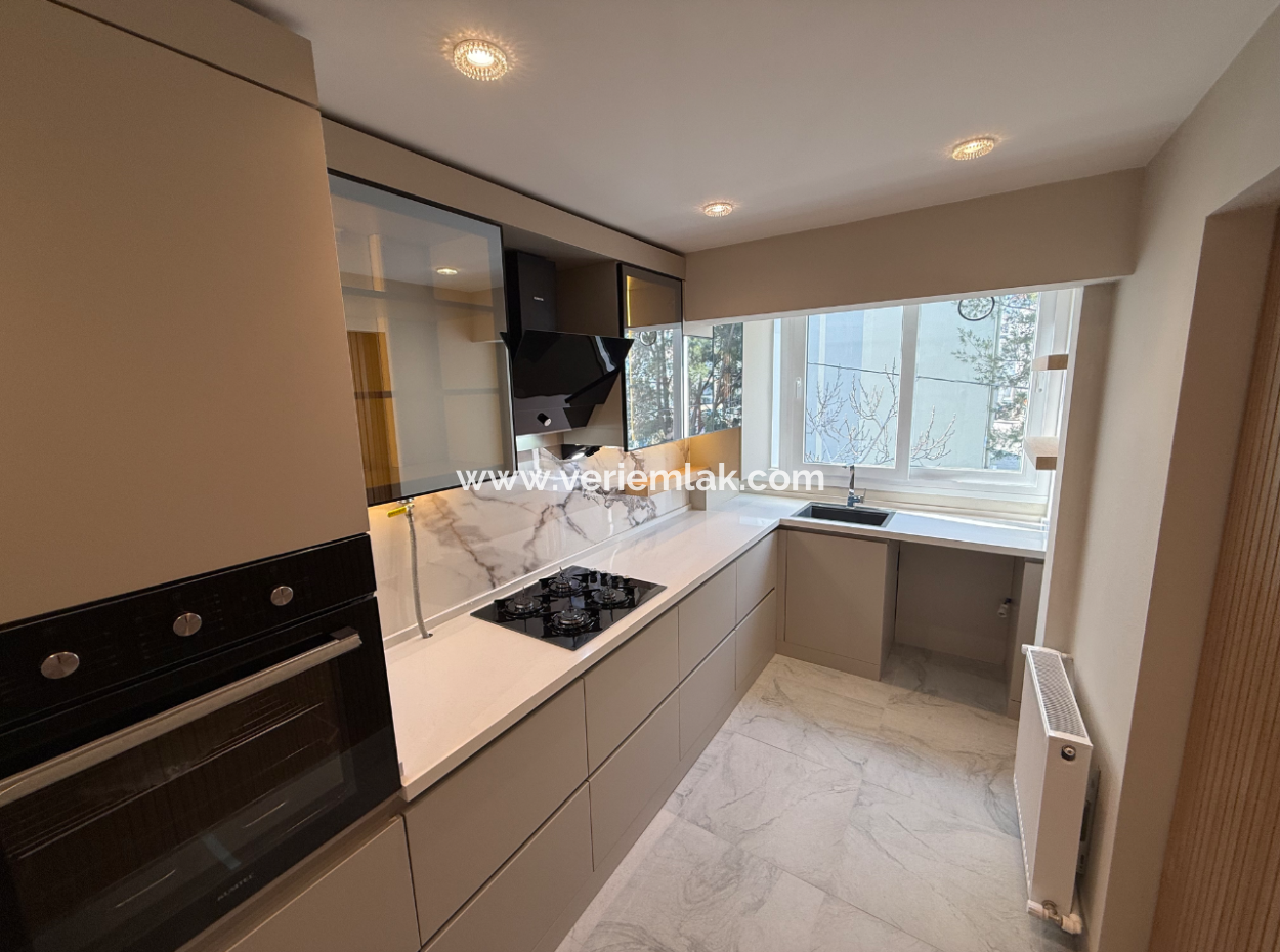 Corner Mezzanine Flat Close To The Street On The Press Site