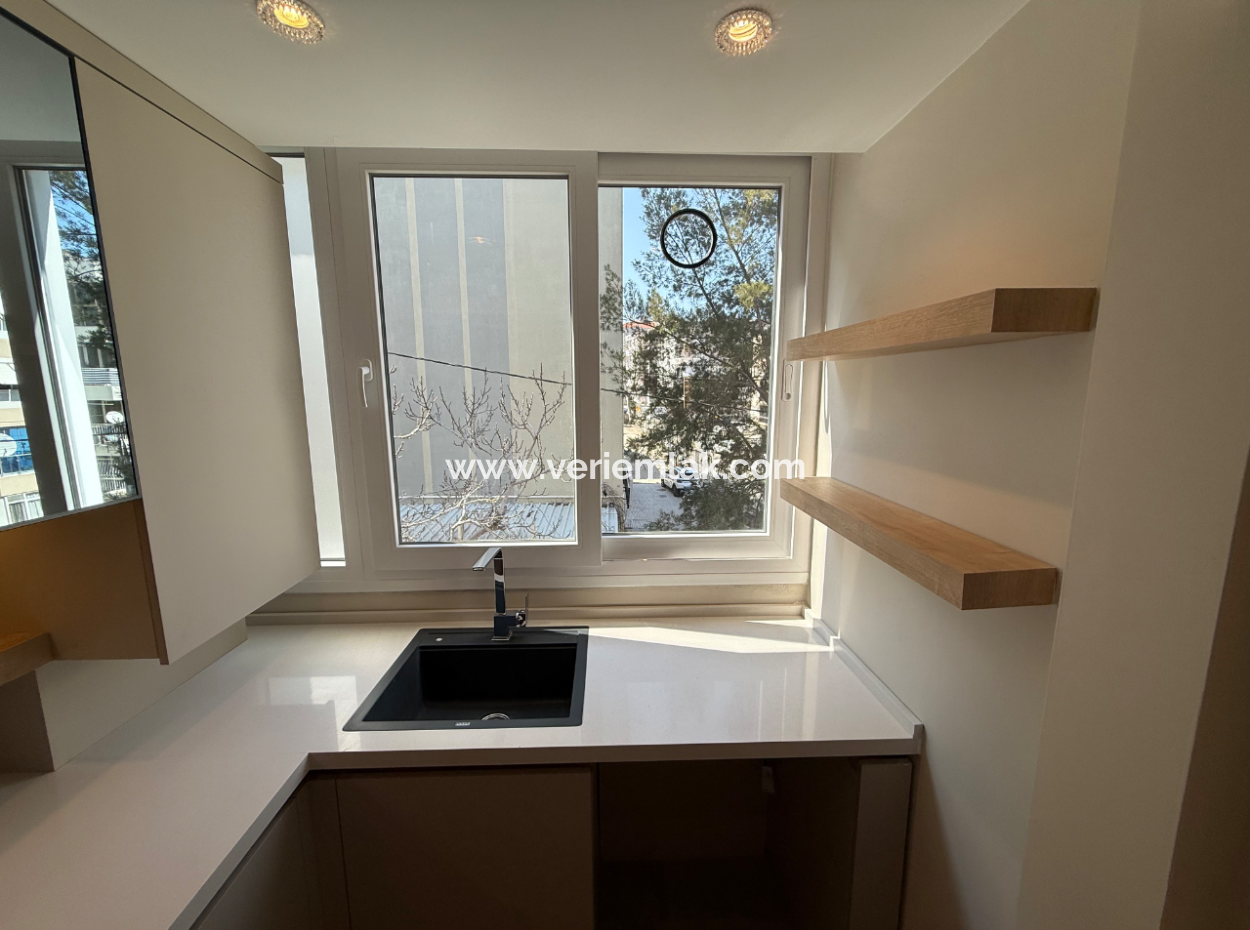 Corner Mezzanine Flat Close To The Street On The Press Site