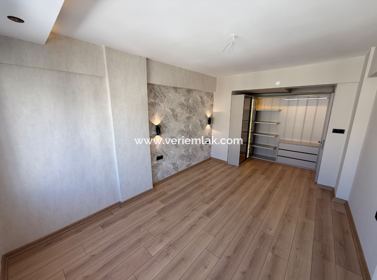 Corner Mezzanine Flat Close To The Street On The Press Site