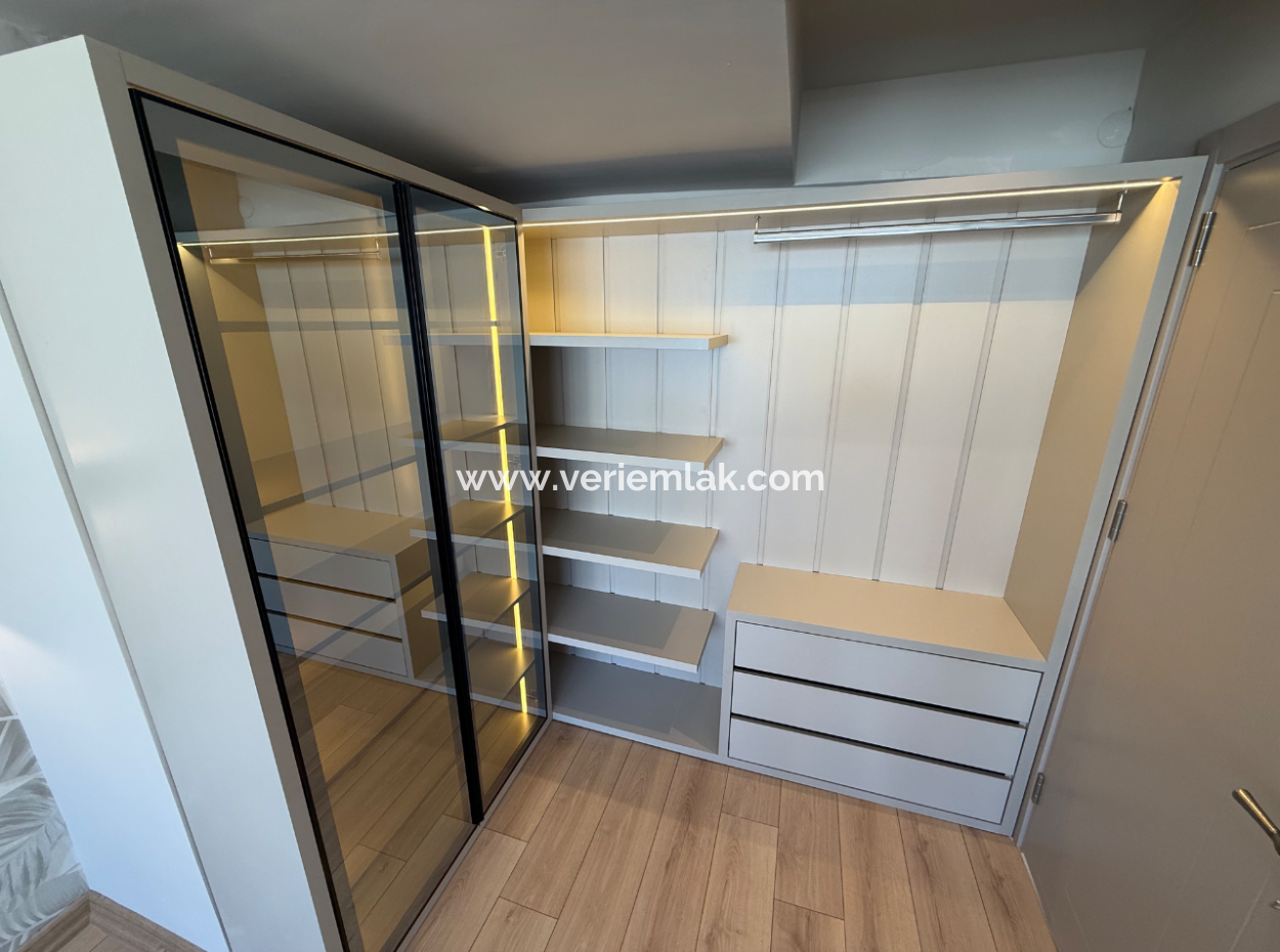 Corner Mezzanine Flat Close To The Street On The Press Site