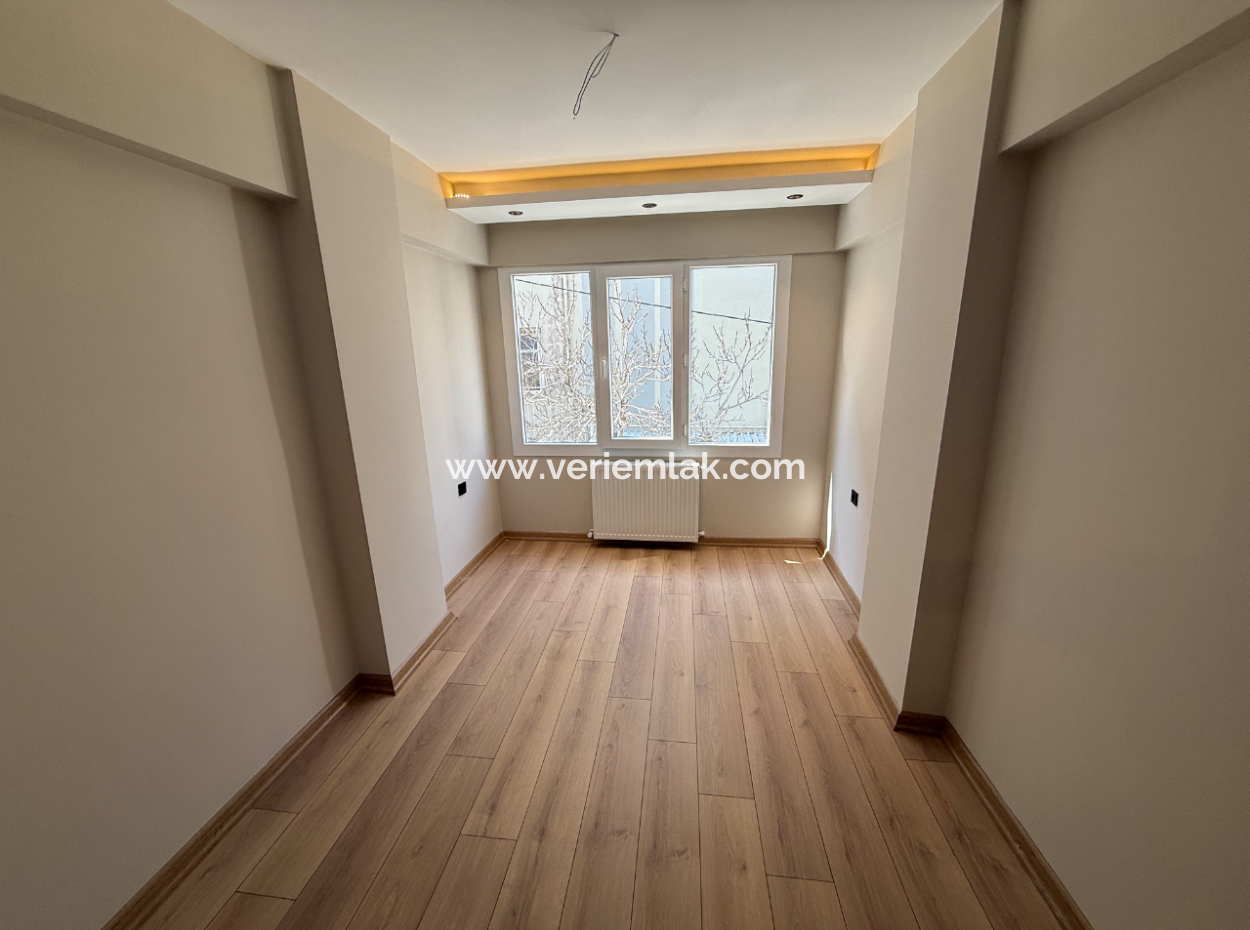 Corner Mezzanine Flat Close To The Street On The Press Site