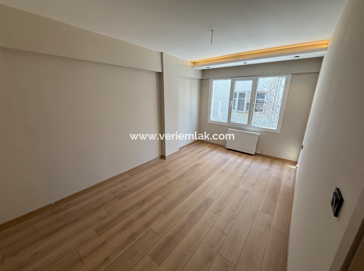 Corner Mezzanine Flat Close To The Street On The Press Site