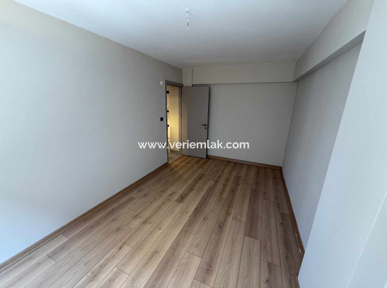 Corner Mezzanine Flat Close To The Street On The Press Site