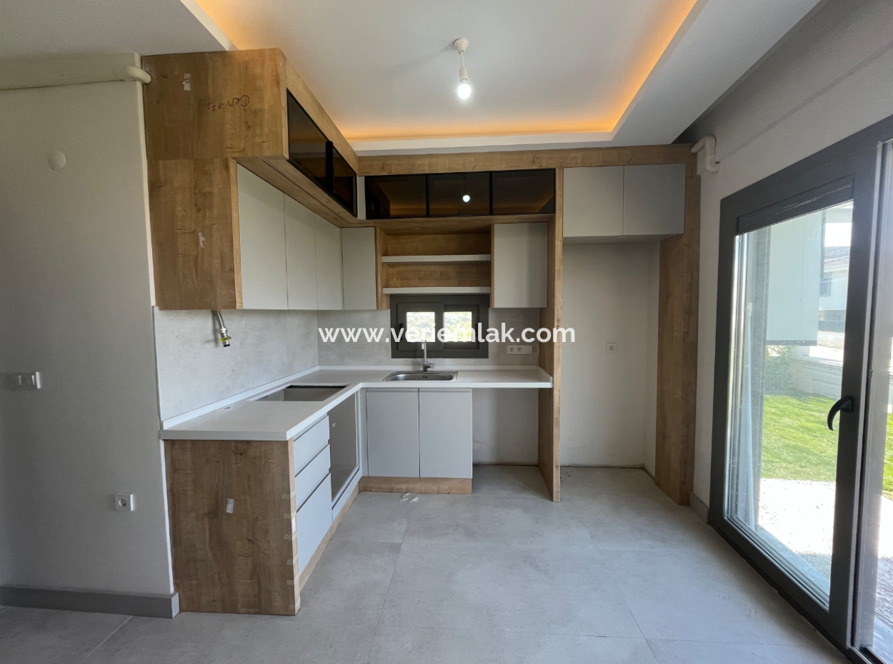 Brand New 1 1 Flat With Garden Use In Seferihisar Çolakibrahimbey Neighborhood