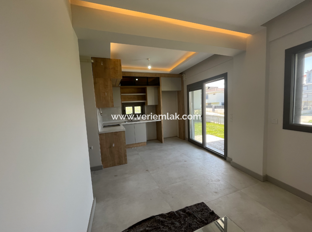Brand New 1 1 Flat With Garden Use In Seferihisar Çolakibrahimbey Neighborhood