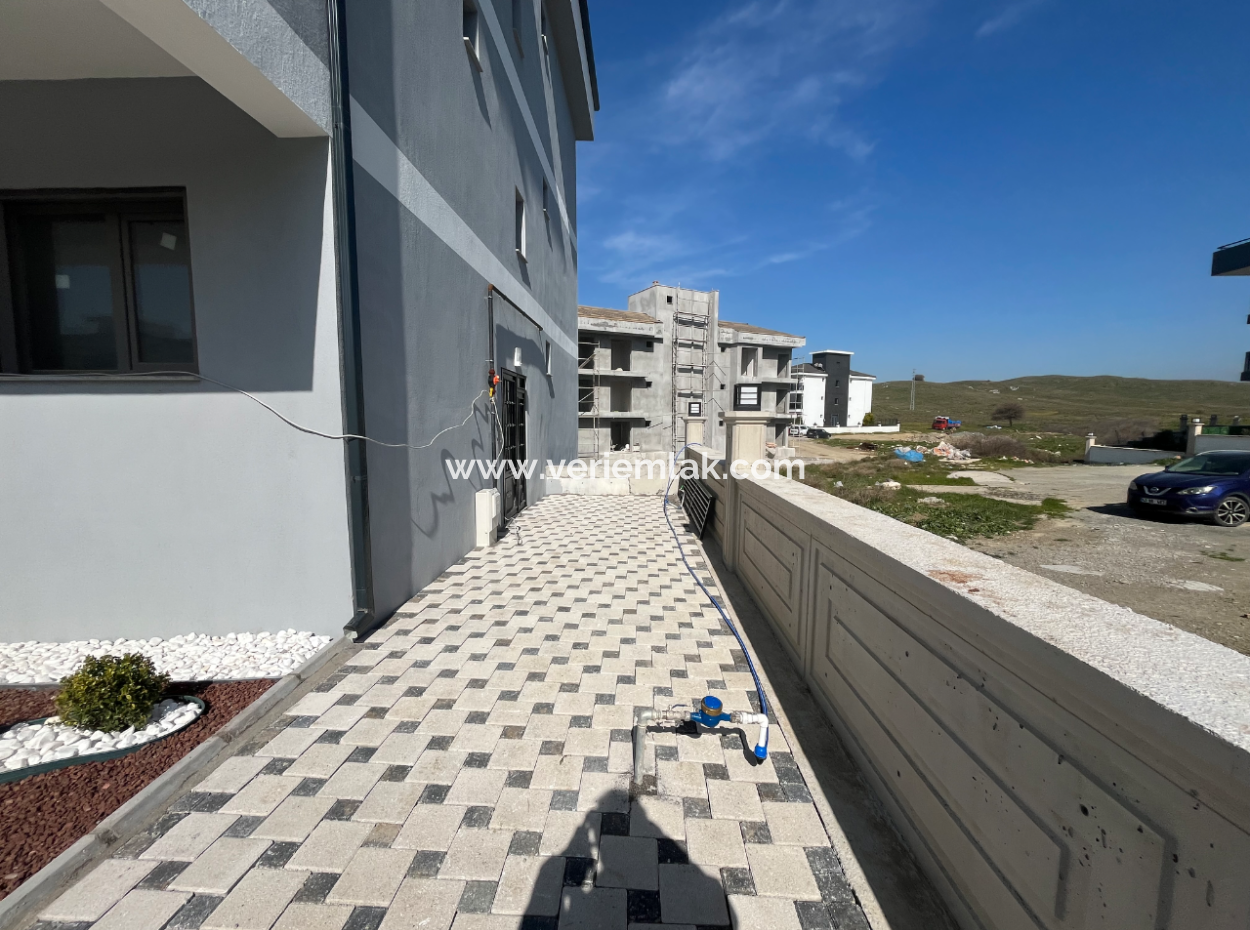 Brand New 1 1 Flat With Garden Use In Seferihisar Çolakibrahimbey Neighborhood
