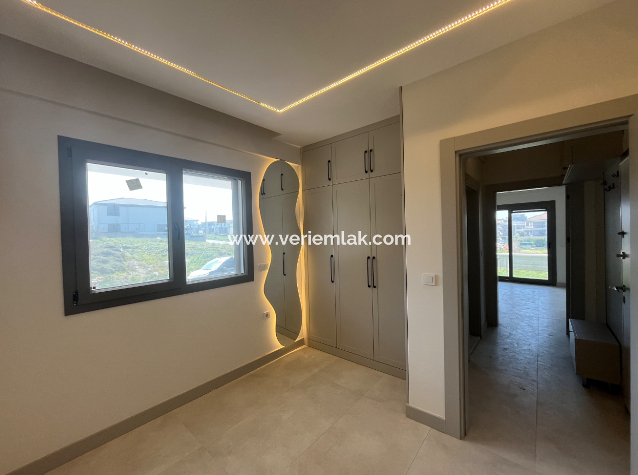 Brand New 1 1 Flat With Garden Use In Seferihisar Çolakibrahimbey Neighborhood