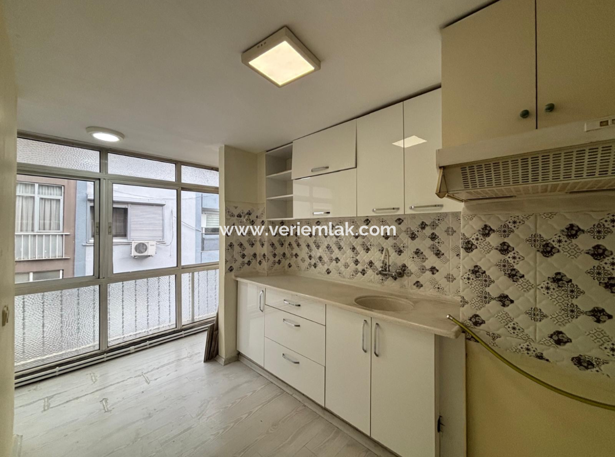 Alsancak Private Health Relative 4Th Floor 2 1 Combi Flat For Rent!