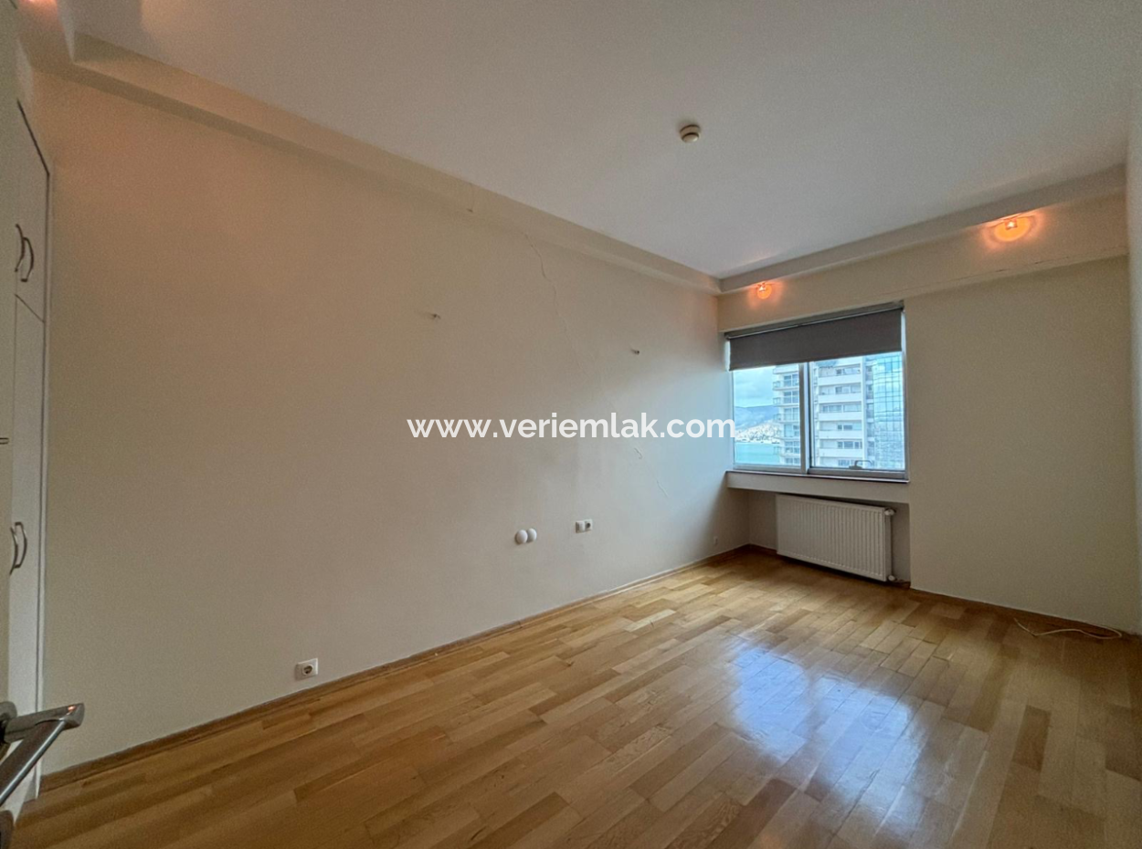Alsancak Punta Residence 4 1 260M2 Flat For Rent With Sea View!