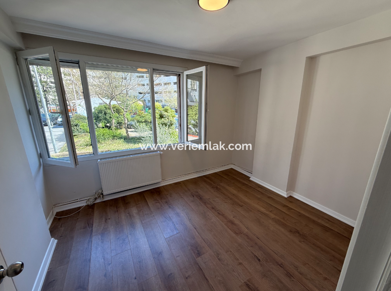 Corner With Full Renovation Mezzanine Elevator On The Street In Göztepe
