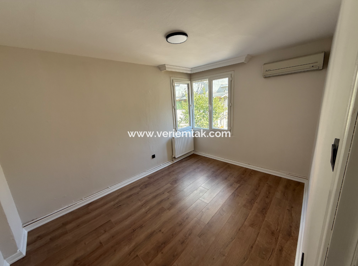 Corner With Full Renovation Mezzanine Elevator On The Street In Göztepe