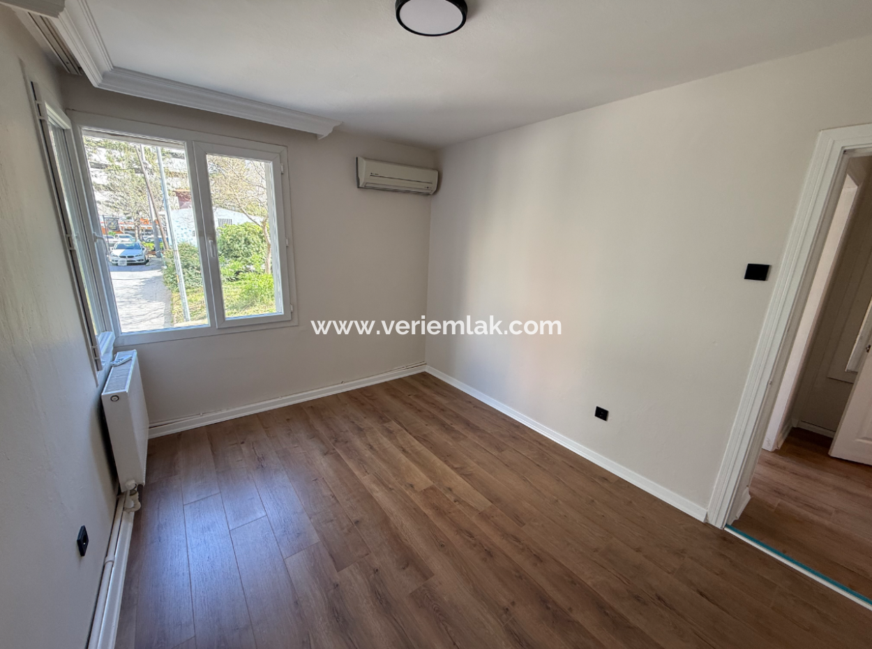 Corner With Full Renovation Mezzanine Elevator On The Street In Göztepe