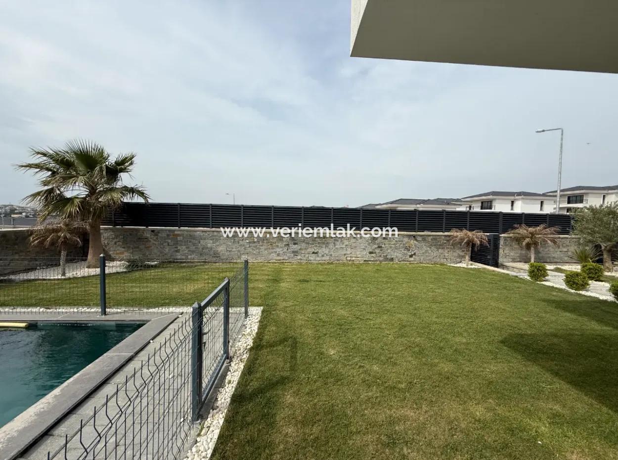 Corner Location 5 1 Villa For Sale With Pool In Bahçeşehir From Veri!