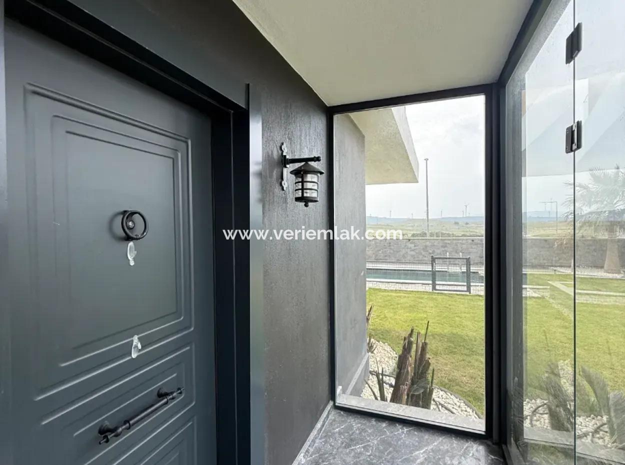 Corner Location 5 1 Villa For Sale With Pool In Bahçeşehir From Veri!
