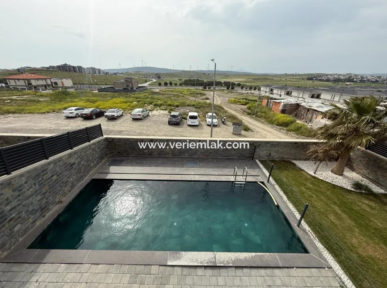 Villa With Detached Pool For Rent In The Mansions Area In Seferihisar Bahçeşehir