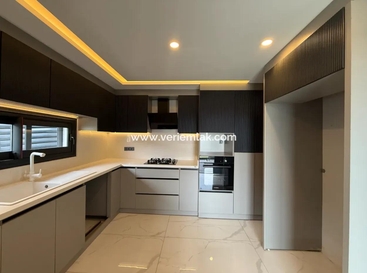 Villa With Detached Pool For Rent In The Mansions Area In Seferihisar Bahçeşehir