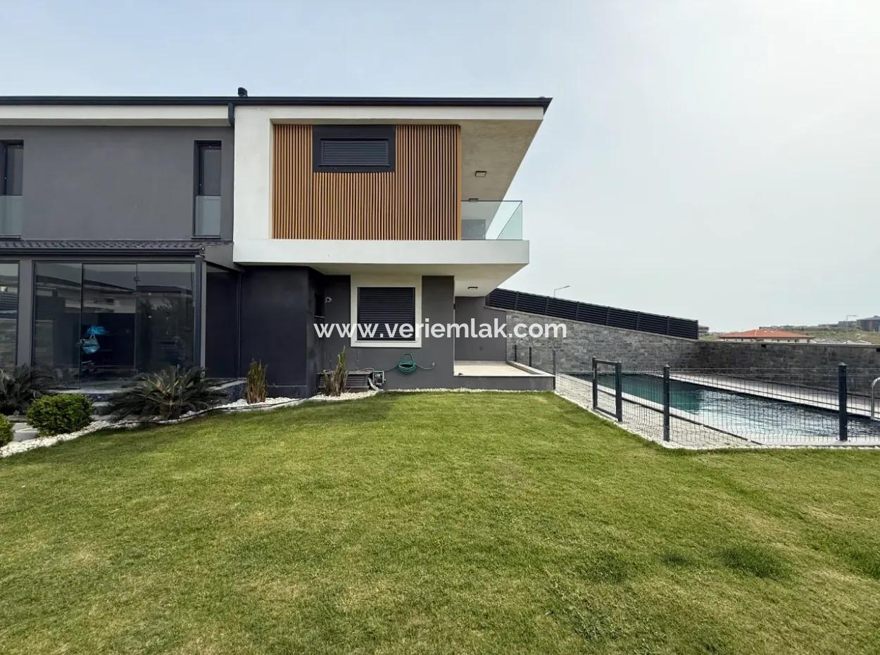 Villa With Detached Pool For Rent In The Mansions Area In Seferihisar Bahçeşehir
