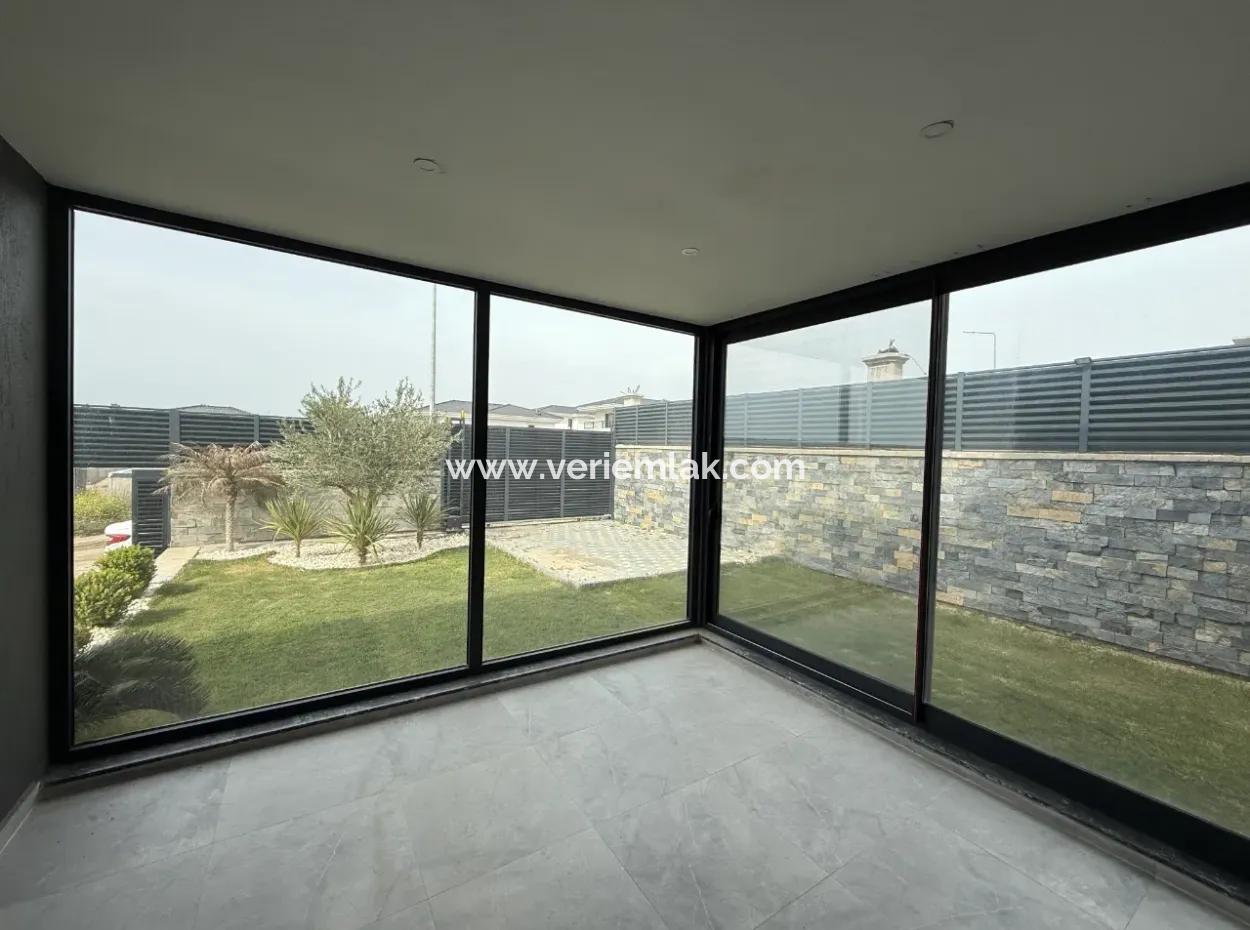 Villa With Detached Pool For Rent In The Mansions Area In Seferihisar Bahçeşehir