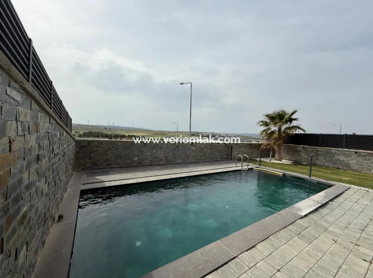 Villa With Detached Pool For Rent In The Mansions Area In Seferihisar Bahçeşehir