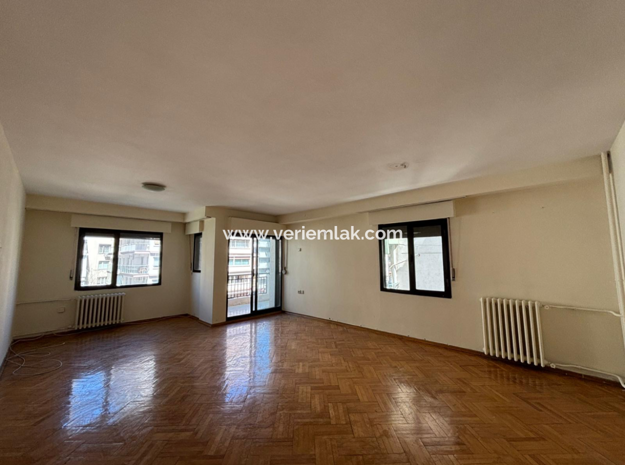 Alsancak Poet Eşref Boulevard 3 1 115M2 Flat For Rent!