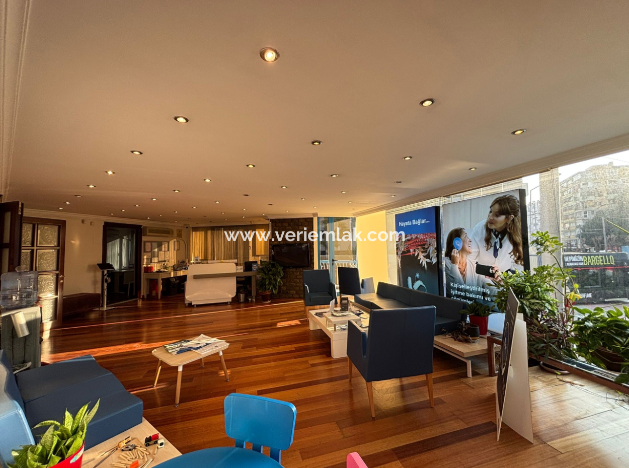 1St Floor 4 1 Corner, Signboard Dominated Workplace In Alsancak Şair Eşref