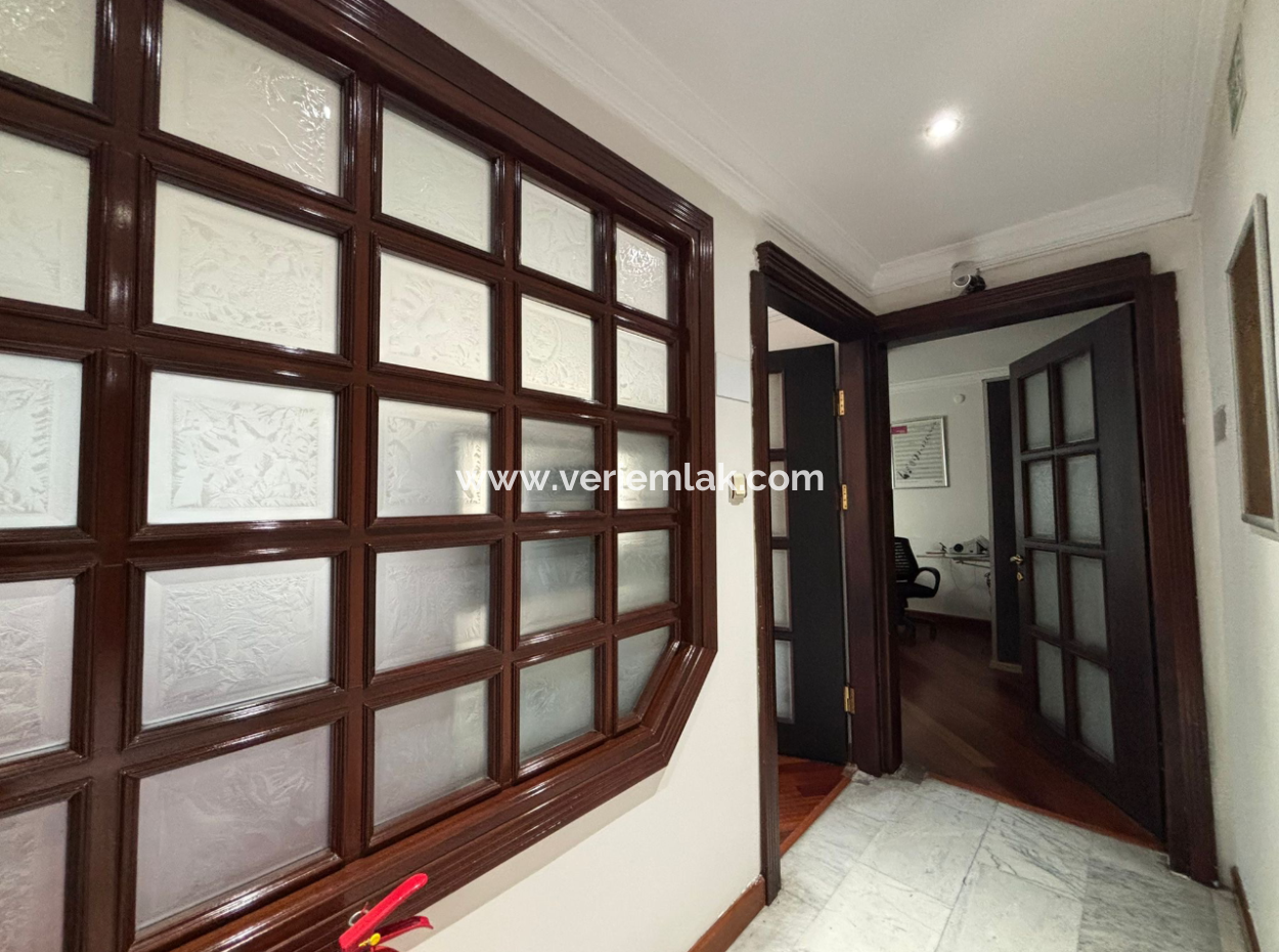 1St Floor 4 1 Corner, Signboard Dominated Workplace In Alsancak Şair Eşref