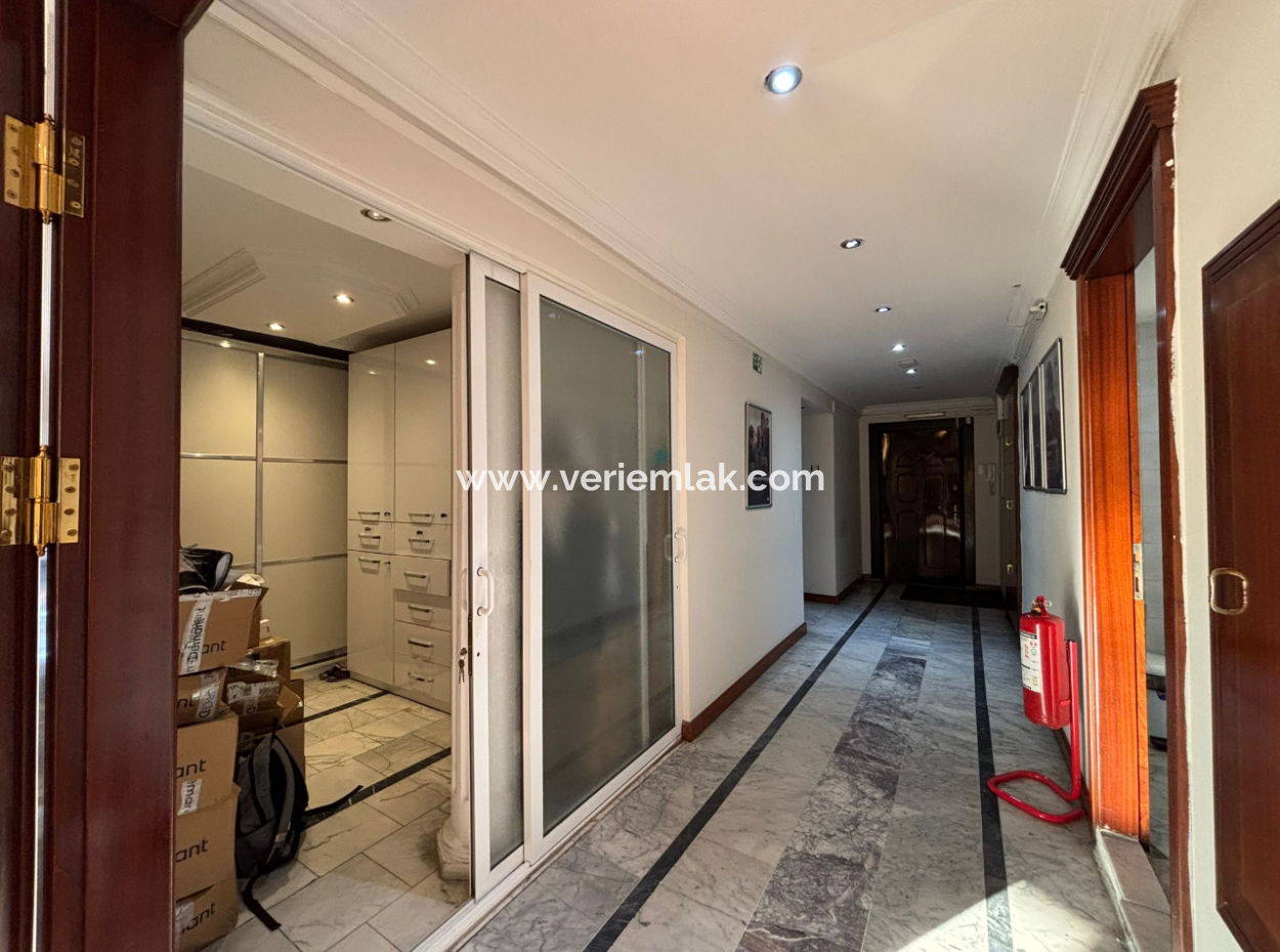 1St Floor 4 1 Corner, Signboard Dominated Workplace In Alsancak Şair Eşref