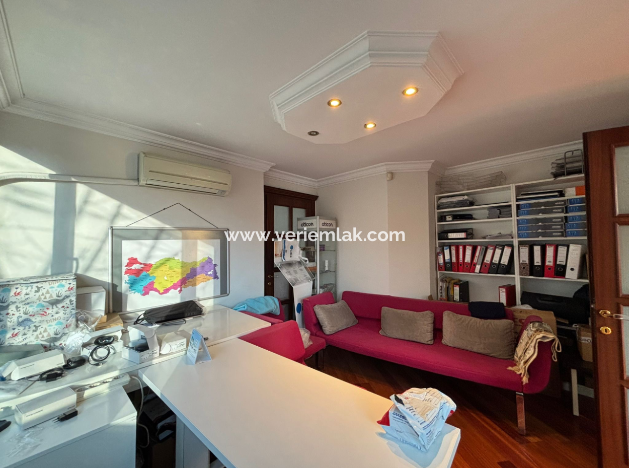 1St Floor 4 1 Corner, Signboard Dominated Workplace In Alsancak Şair Eşref