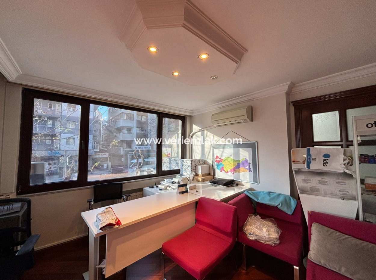 1St Floor 4 1 Corner, Signboard Dominated Workplace In Alsancak Şair Eşref