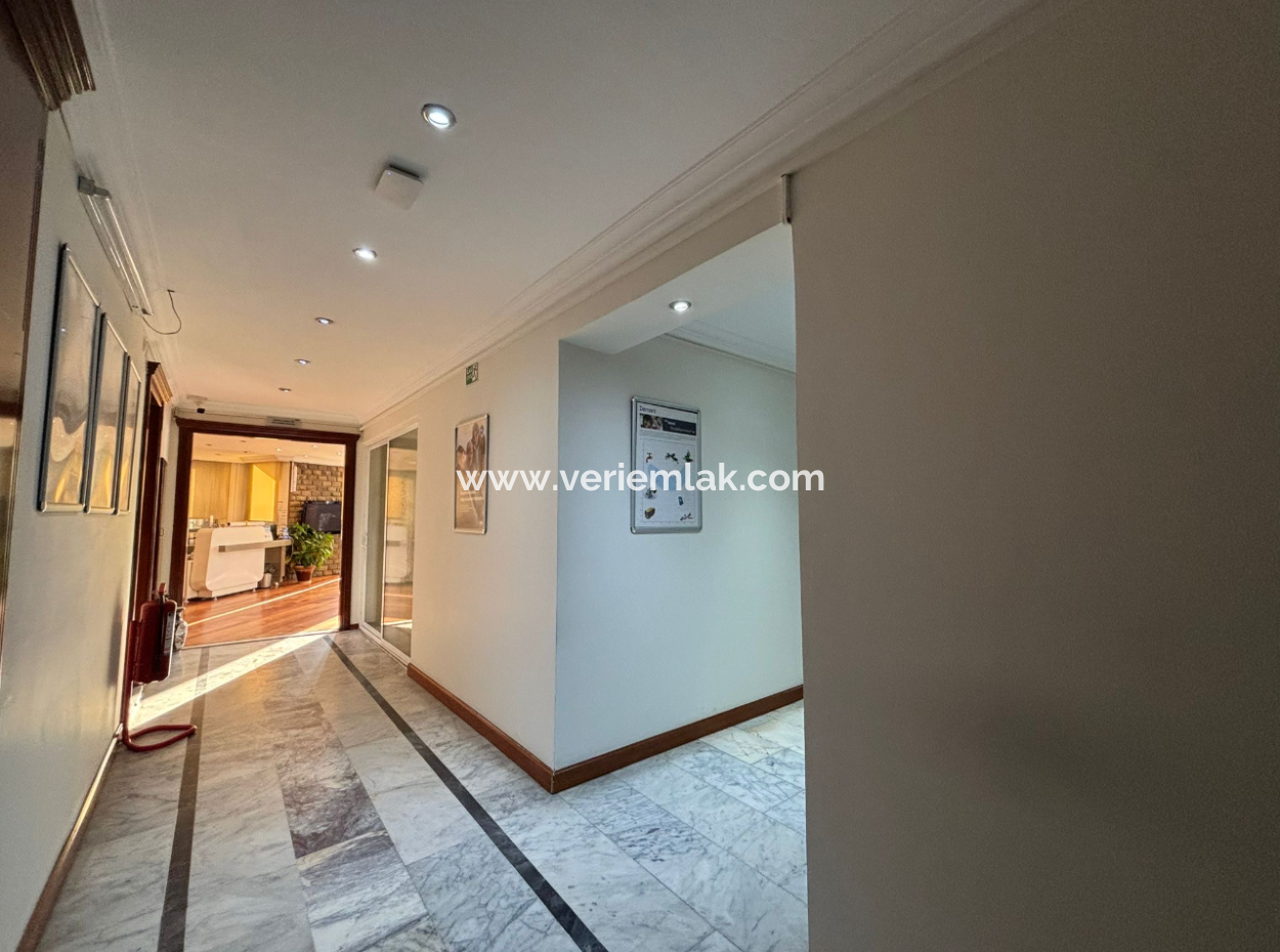 1St Floor 4 1 Corner, Signboard Dominated Workplace In Alsancak Şair Eşref