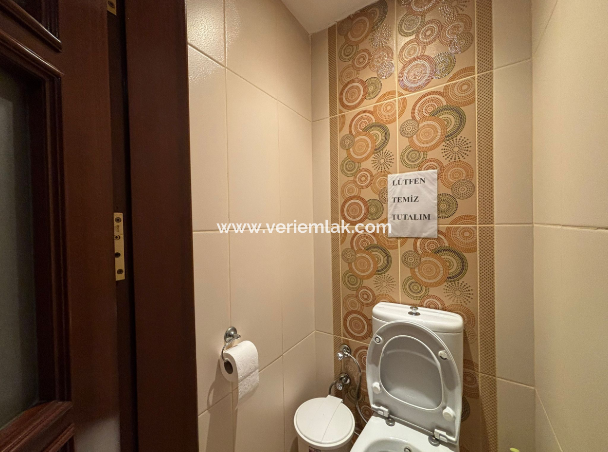 1St Floor 4 1 Corner, Signboard Dominated Workplace In Alsancak Şair Eşref