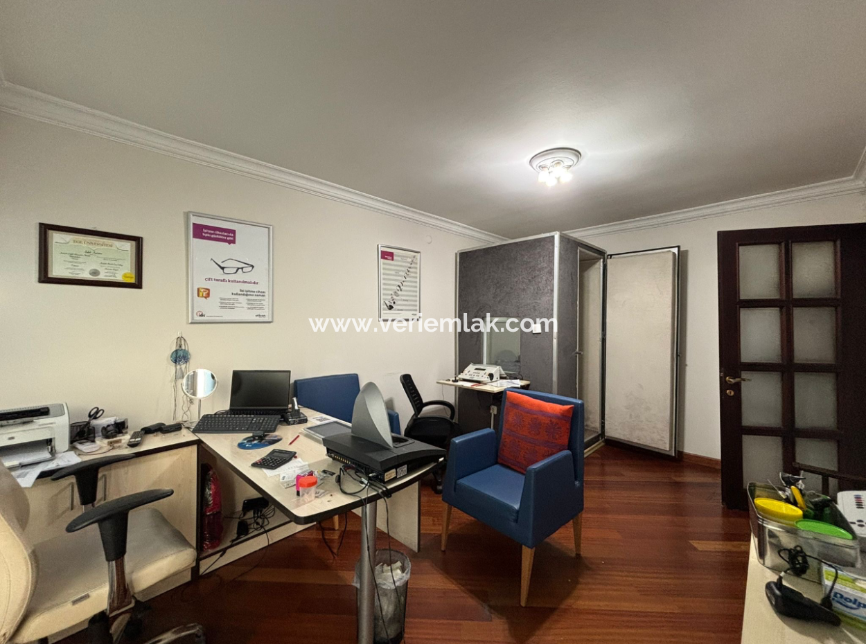 1St Floor 4 1 Corner, Signboard Dominated Workplace In Alsancak Şair Eşref