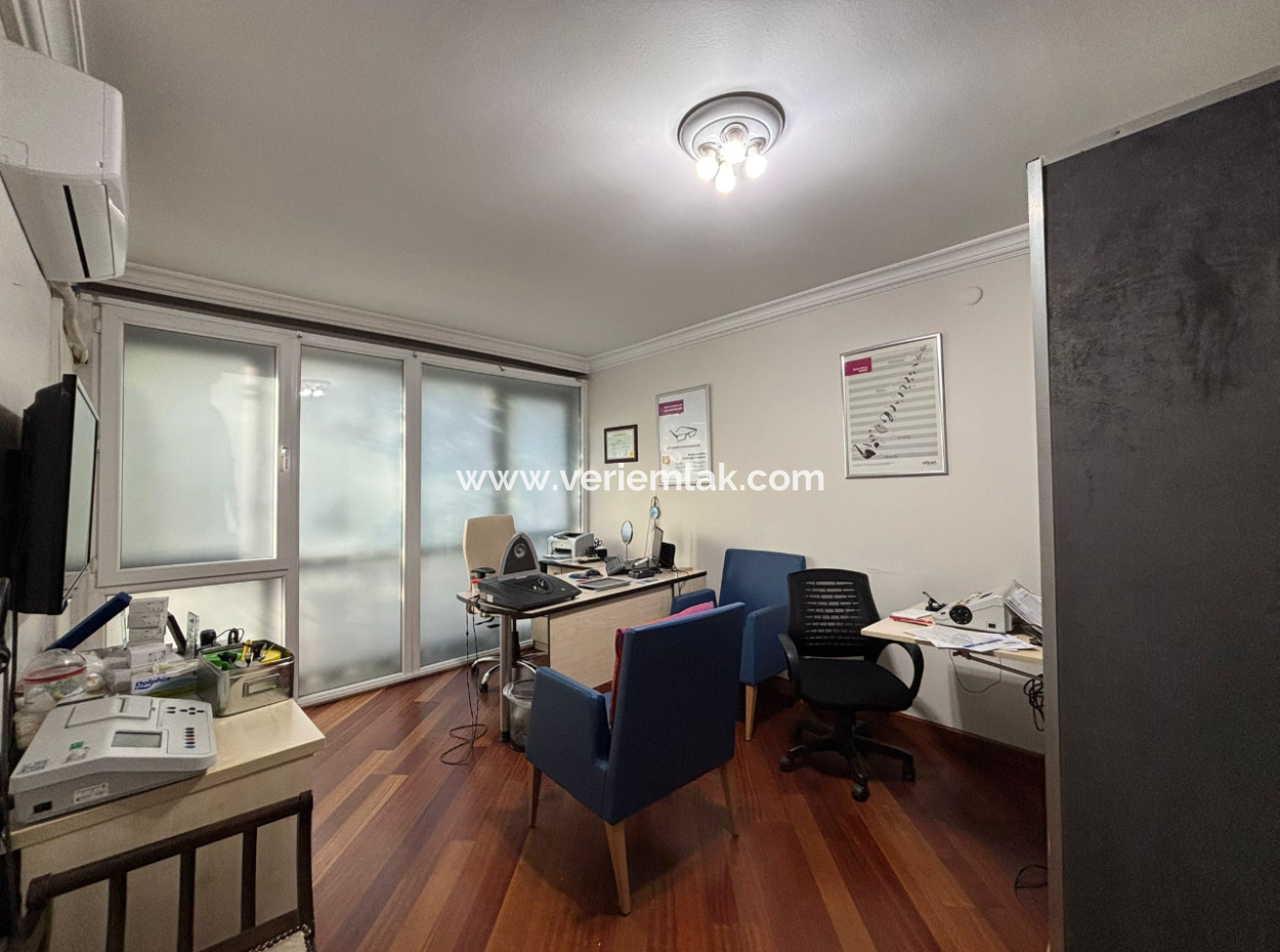 1St Floor 4 1 Corner, Signboard Dominated Workplace In Alsancak Şair Eşref