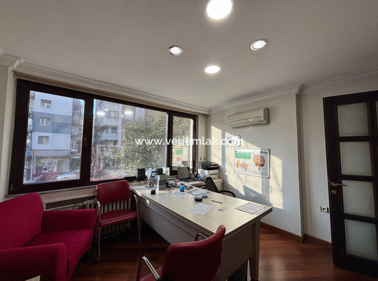 1St Floor 4 1 Corner, Signboard Dominated Workplace In Alsancak Şair Eşref