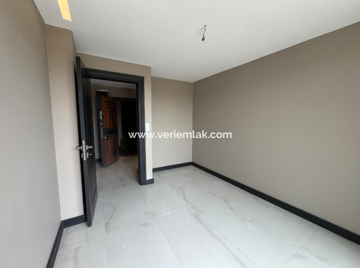 Luxury 2 1 Flats For Sale In A Complex With A Pool In Seferihisar Çolakibrahimbey Neighborhood