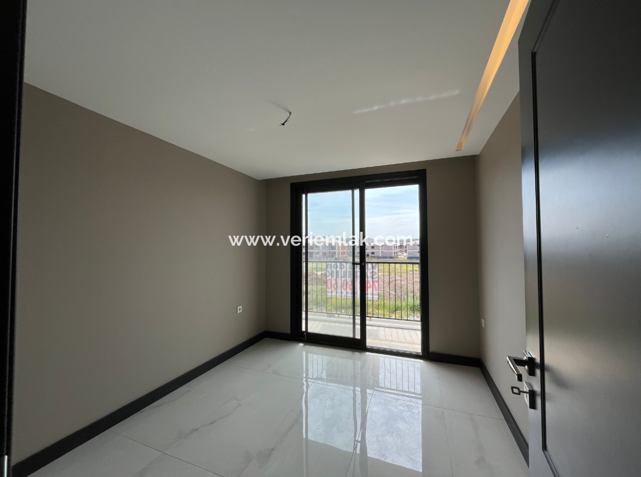 Luxury 2 1 Flats For Sale In A Complex With A Pool In Seferihisar Çolakibrahimbey Neighborhood