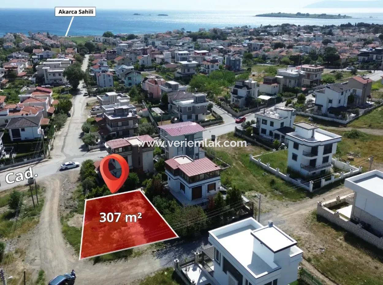 Land For Sale In Seferihisar Akarca In A Corner Location Within Walking Distance To The Sea With Villa Zoning