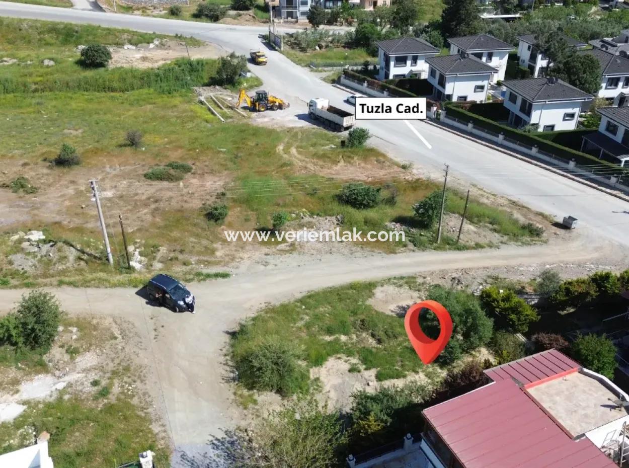 Land For Sale In Seferihisar Akarca In A Corner Location Within Walking Distance To The Sea With Villa Zoning