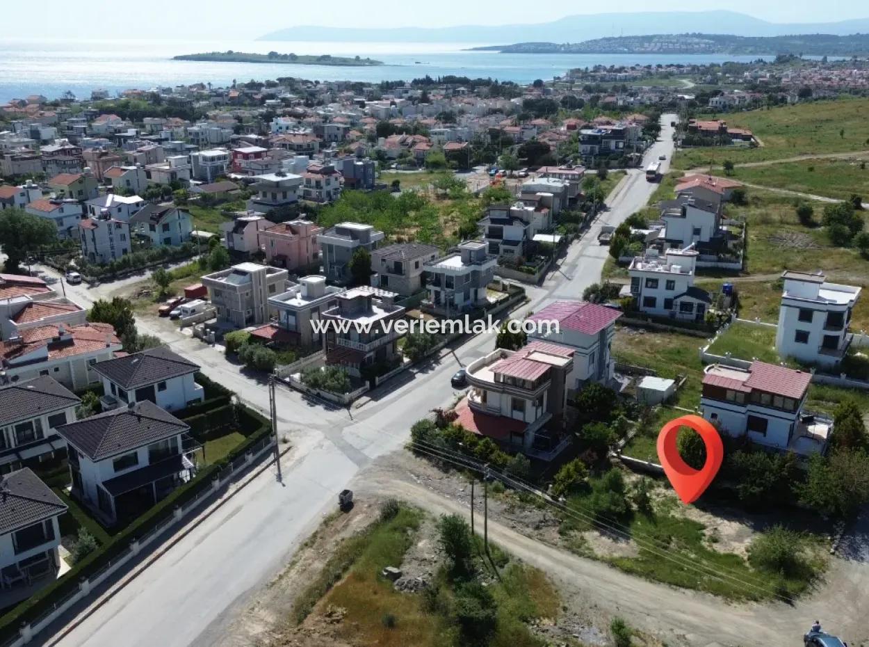 Land For Sale In Seferihisar Akarca In A Corner Location Within Walking Distance To The Sea With Villa Zoning